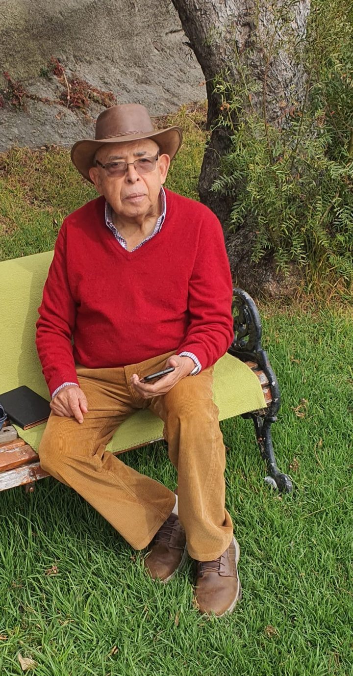 El periodista Raúl Gutiérrez en el otoño de 2026, en vísperas de cumplir 80 años de edad.